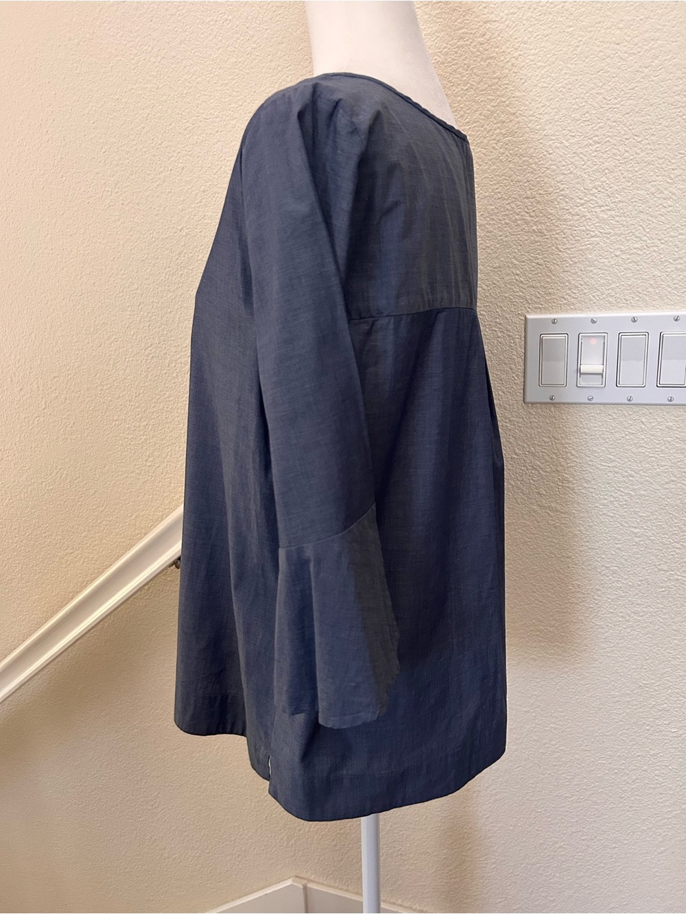 Ann Taylor Factory Blue Chambray Bell Sleeve
Blouse Top Size M Stretchy Cotton - Picture 4 of 9